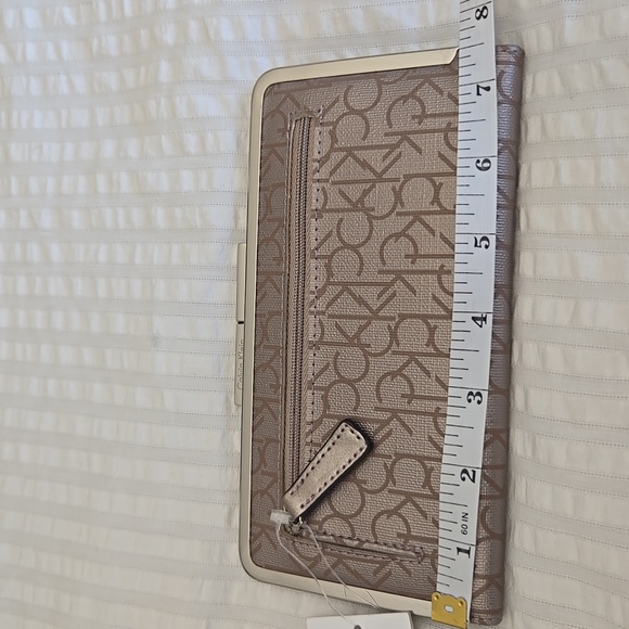 NWT Calvin Klein Large Monogram Wallet With Kiss Lock Closure - Picture 8 of 9
